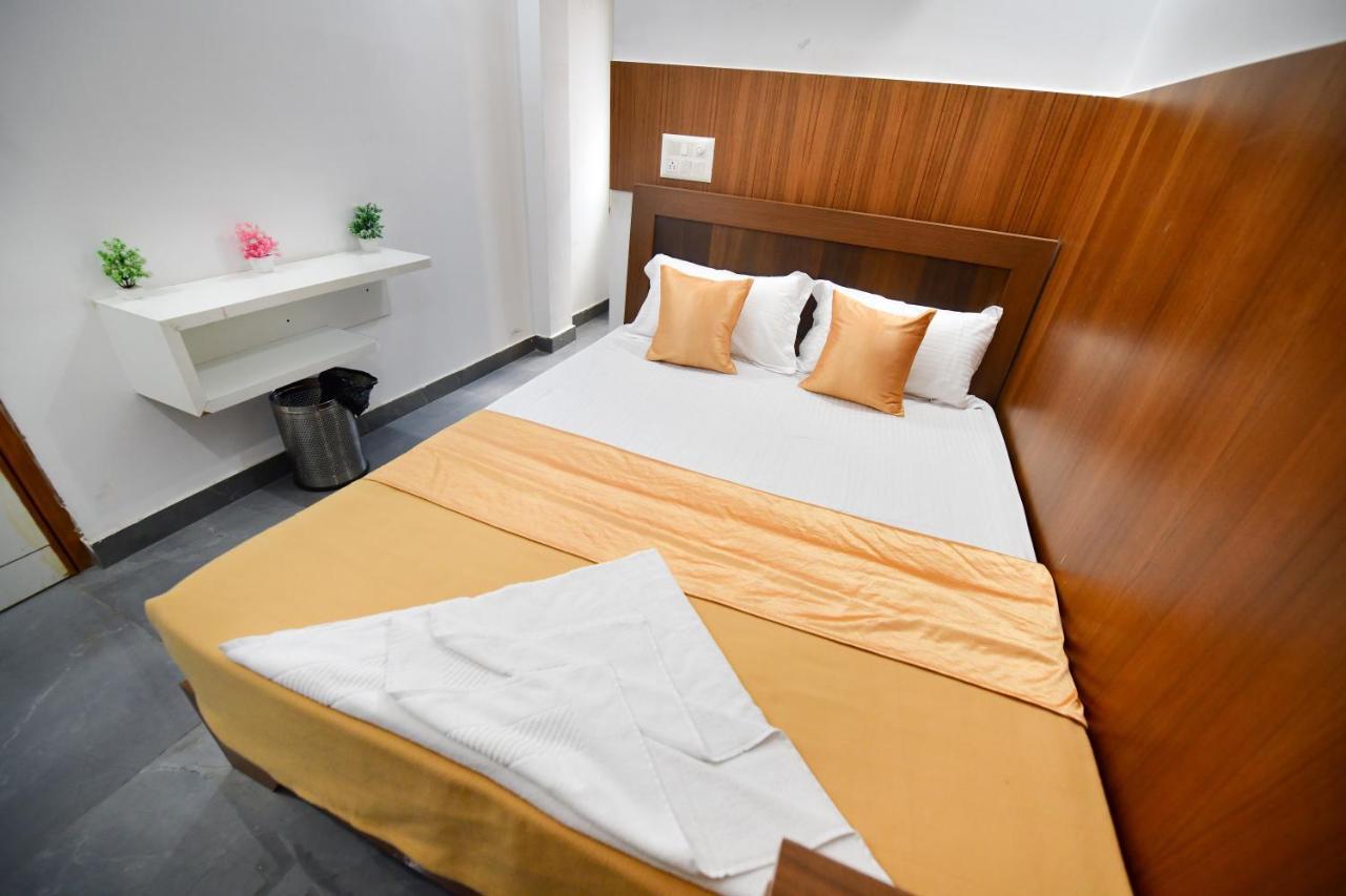 Hotel Surya Lodge Mysore Buitenkant foto