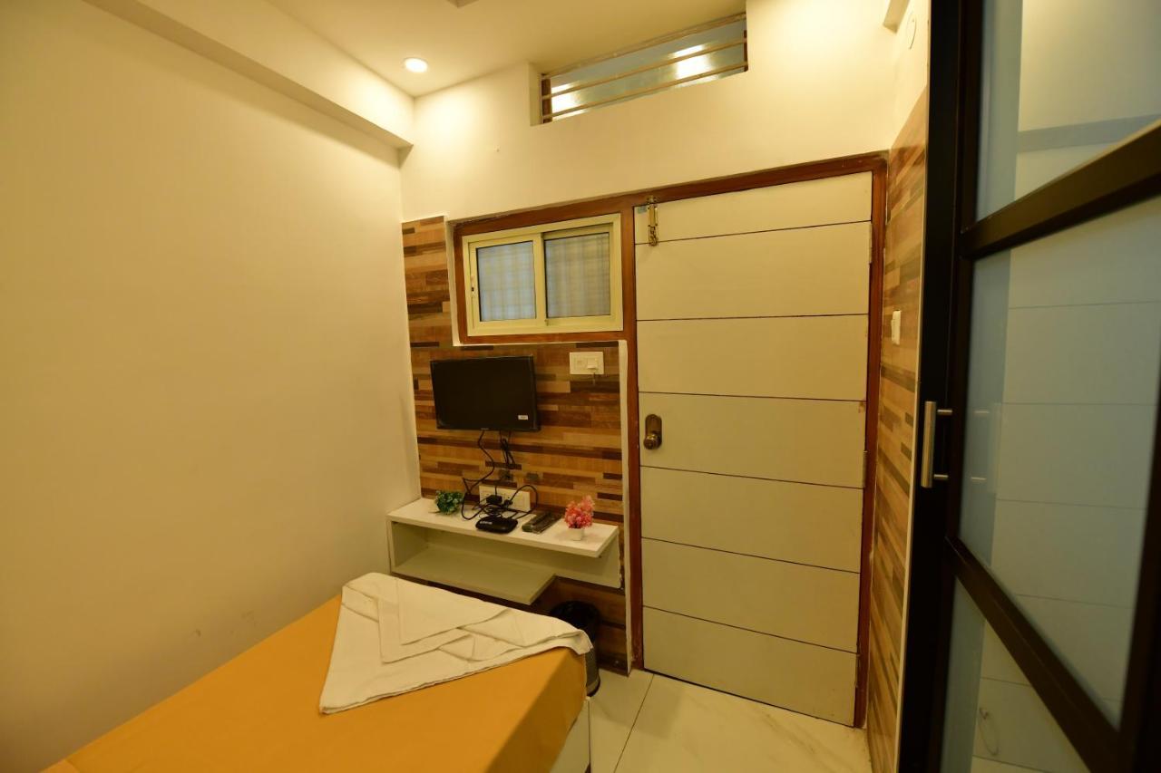 Hotel Surya Lodge Mysore Buitenkant foto