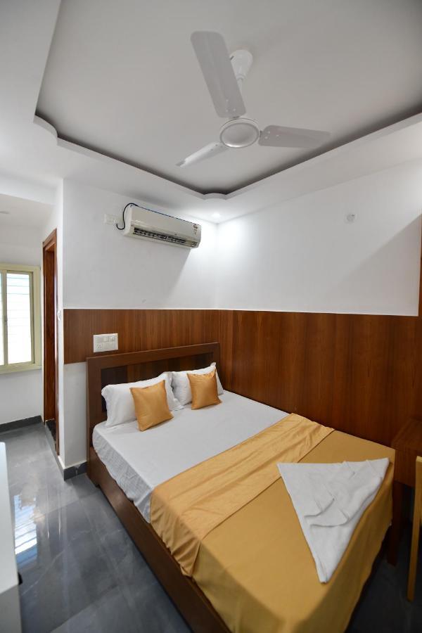 Hotel Surya Lodge Mysore Buitenkant foto