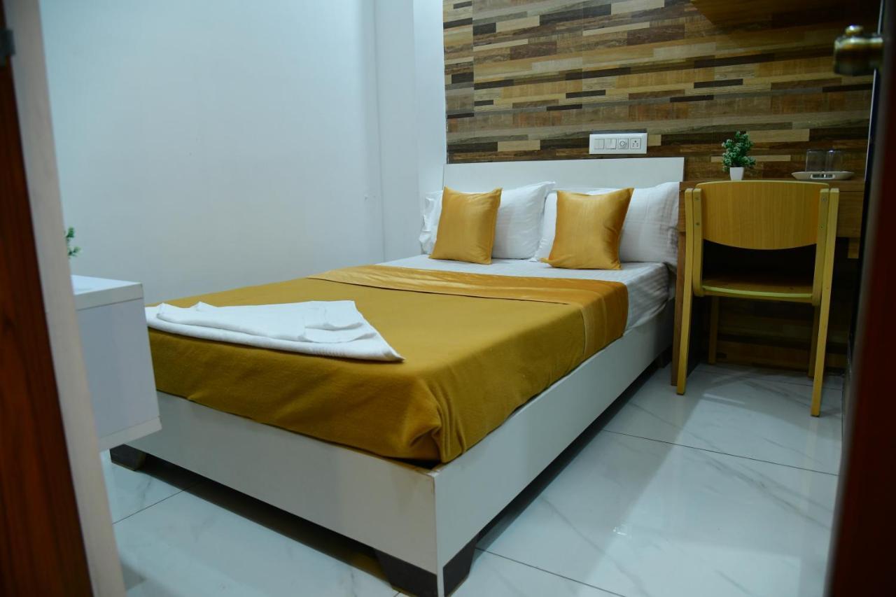 Hotel Surya Lodge Mysore Buitenkant foto