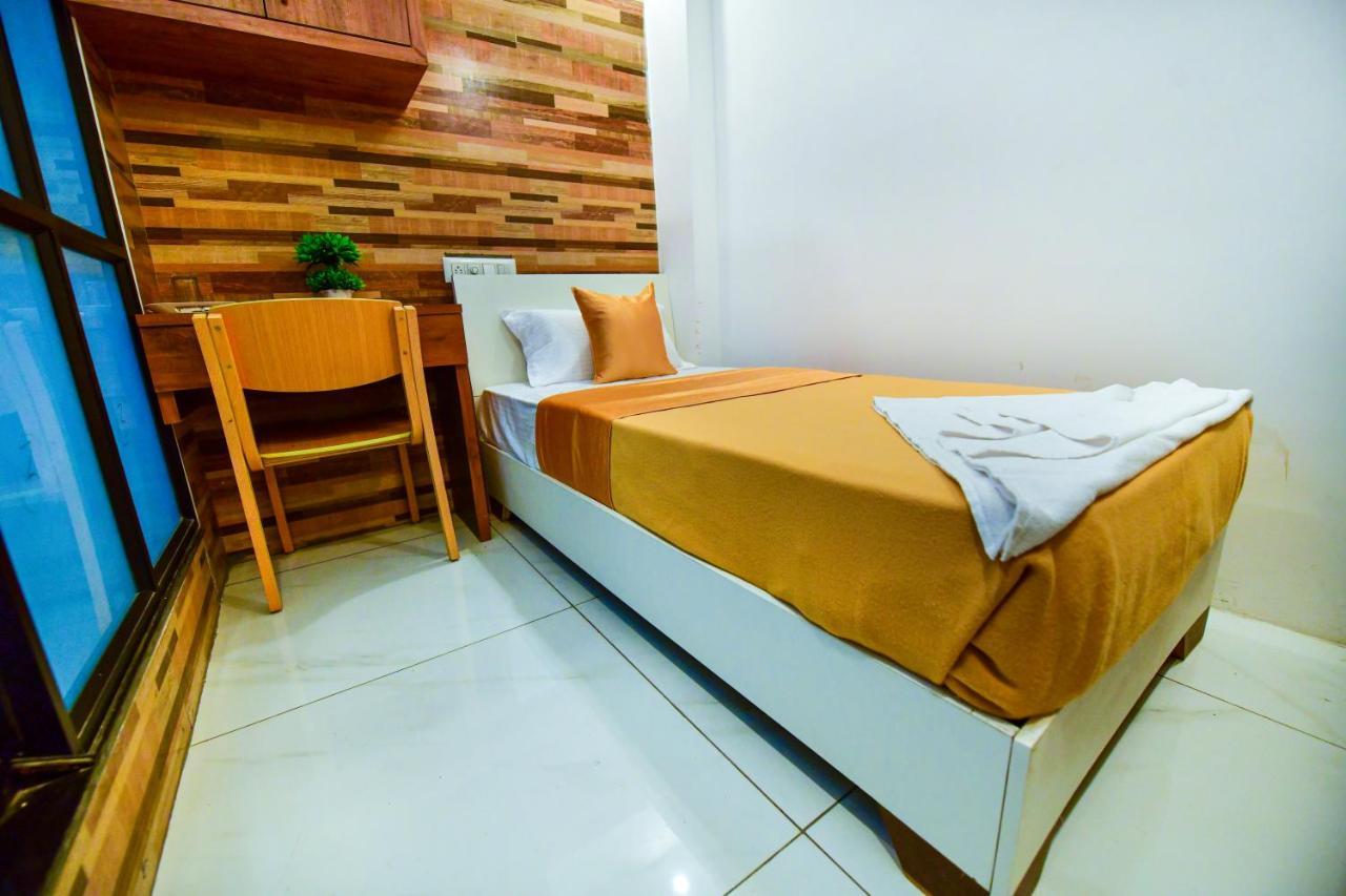 Hotel Surya Lodge Mysore Buitenkant foto
