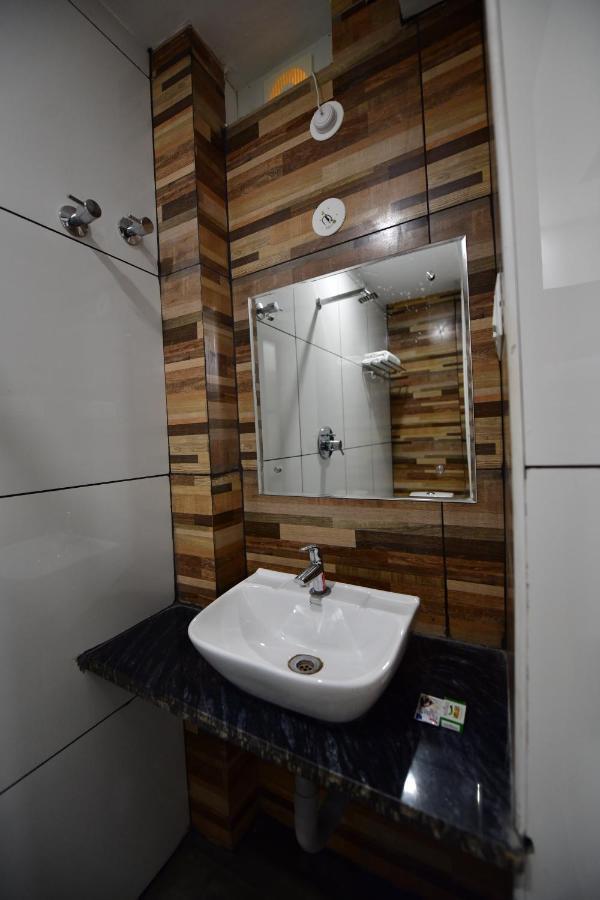Hotel Surya Lodge Mysore Buitenkant foto
