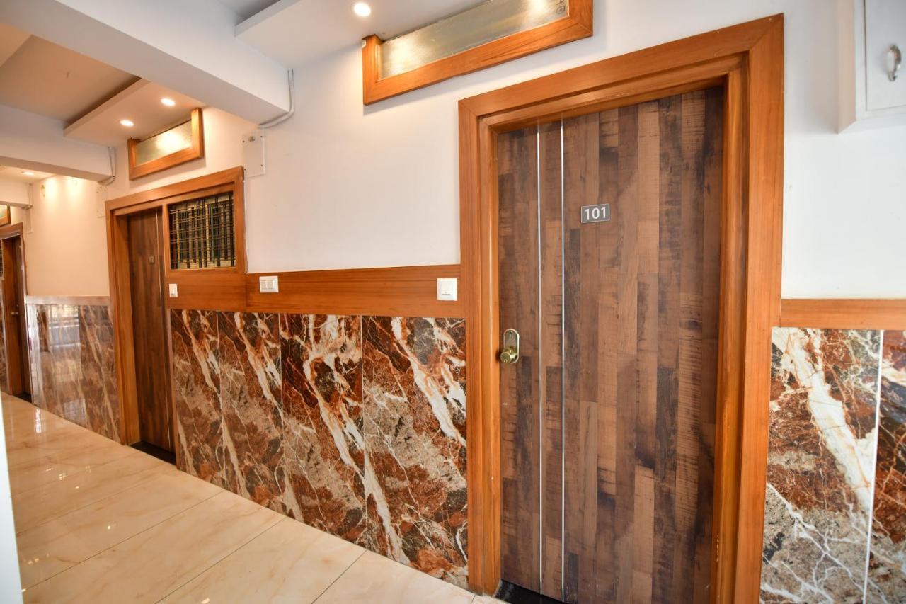 Hotel Surya Lodge Mysore Buitenkant foto