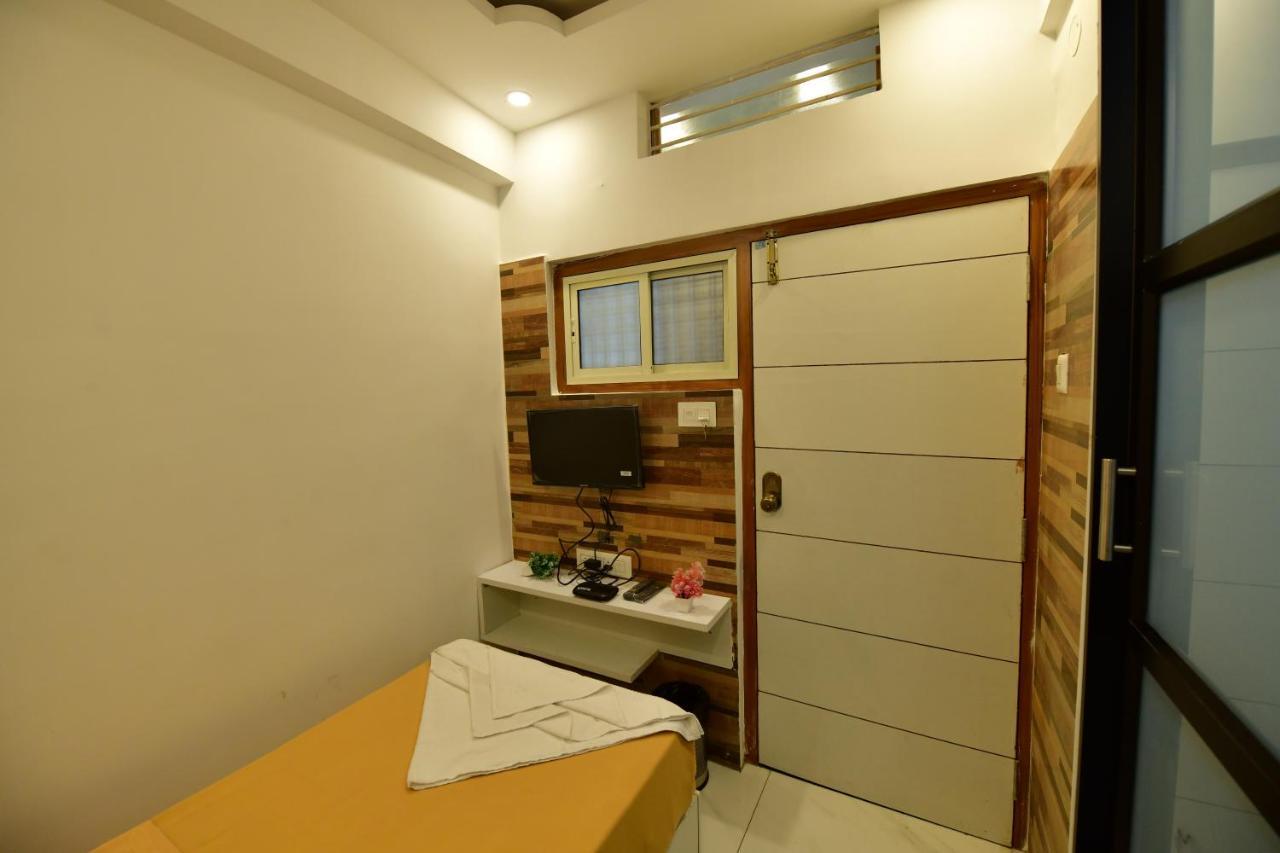 Hotel Surya Lodge Mysore Buitenkant foto
