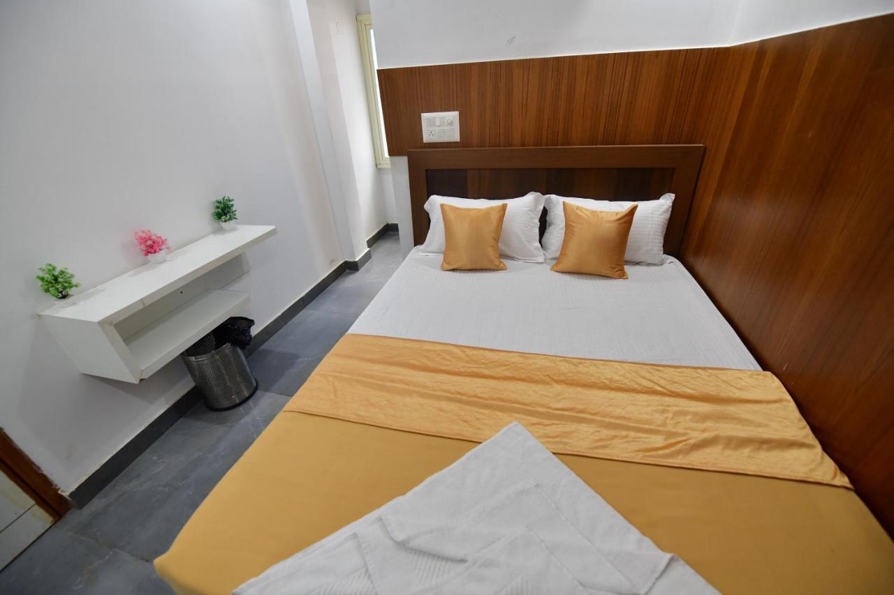Hotel Surya Lodge Mysore Buitenkant foto