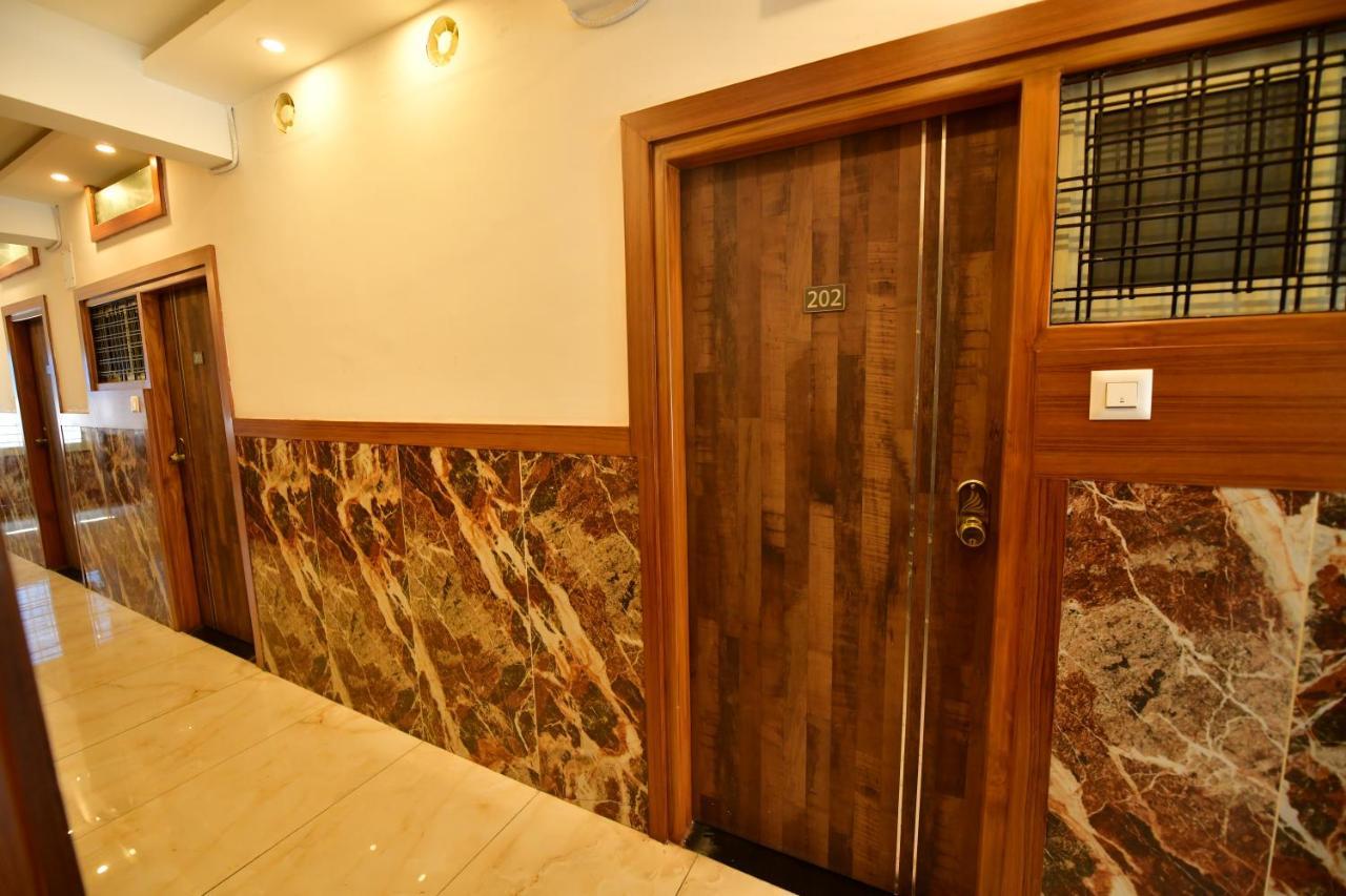 Hotel Surya Lodge Mysore Buitenkant foto