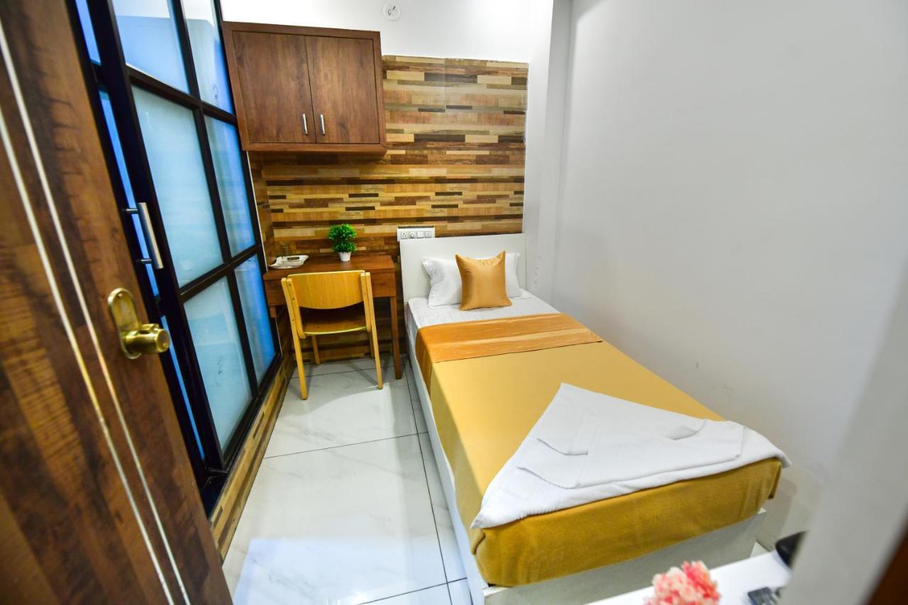 Hotel Surya Lodge Mysore Buitenkant foto